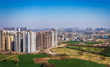Vue aérienne d'un groupement d'immeubles derrière des champs