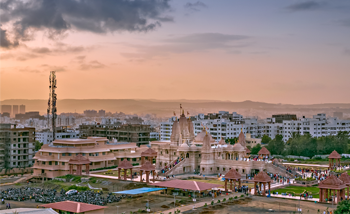 Vue du temple de Pune en perspective avec la ville moderne en fond