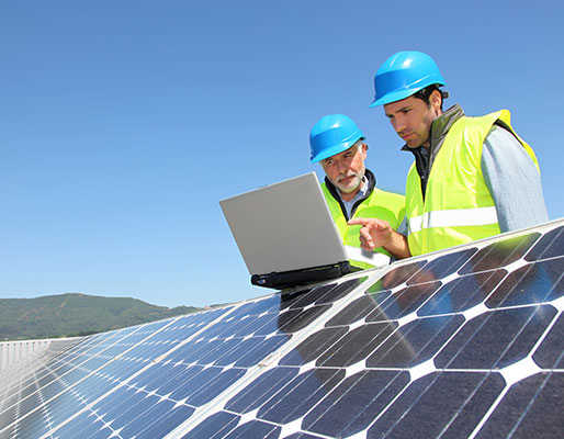 Deux techniciens travaillent sur un plateau photovoltaïques